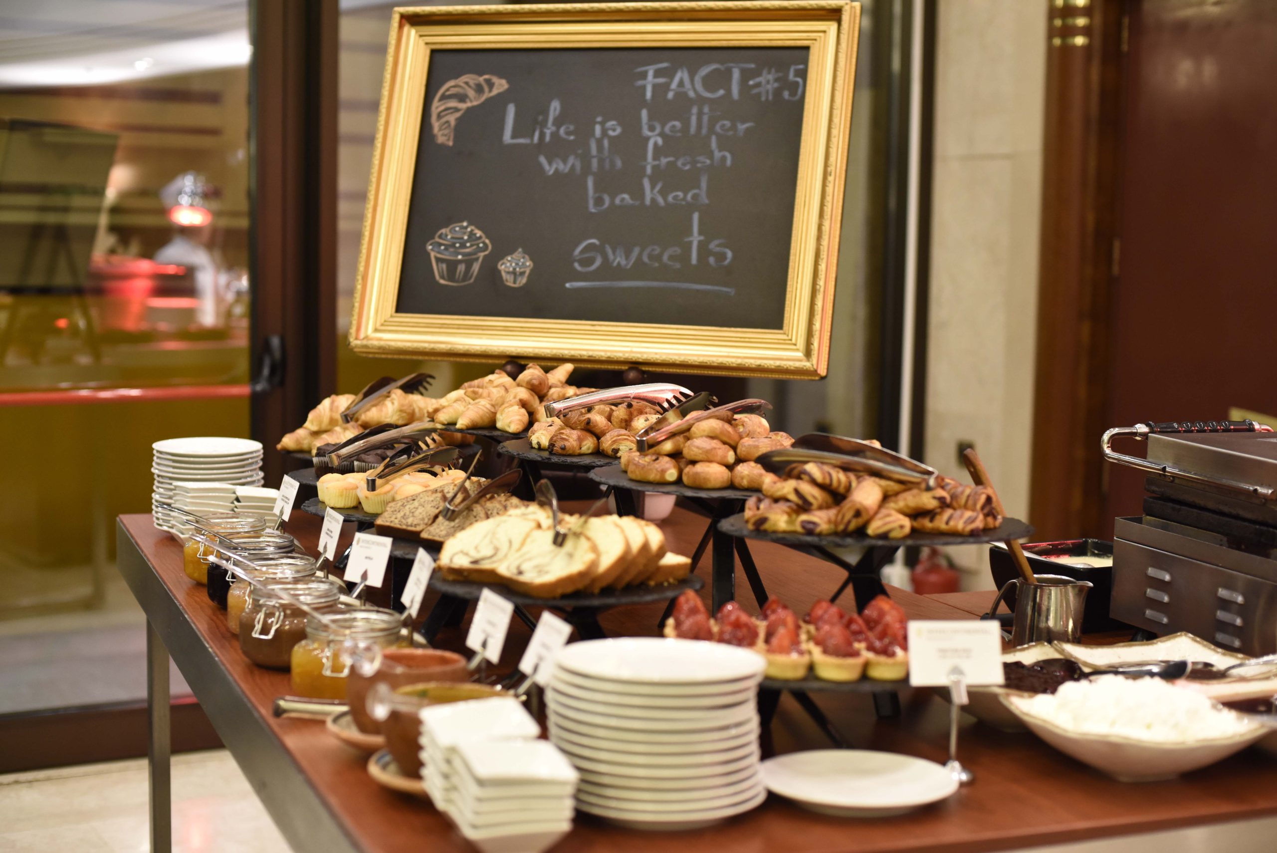 מאפים בארוחת הבוקר של Grand Hotel Bucharest